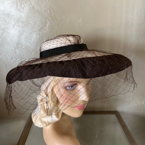 CHARISMATIC 1940s' NATURAL STRAW WIDE BRIM TILT HAT + VEIL + GROSGRAIN TRIM - Picture 7 of 11